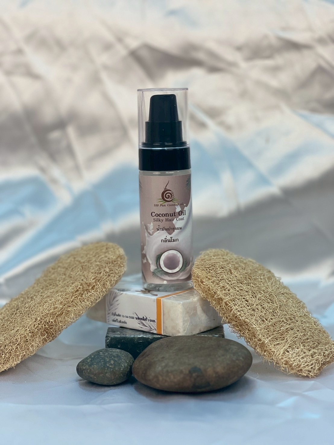น้ำมันบำรุงผมสกัดจากมะพร้าวบริสุทธิ์ ช่วยบำรุงเส้นผมให้เงางาม นุ่มลื่น