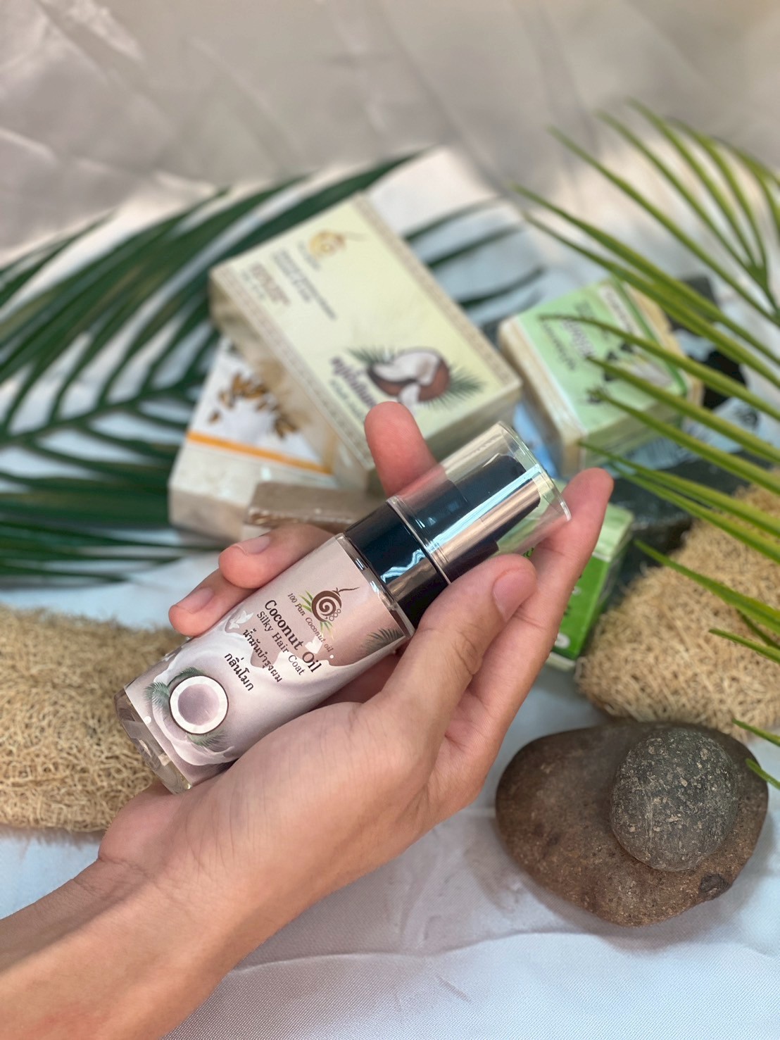 น้ำมันบำรุงผมสกัดจากมะพร้าวบริสุทธิ์ ช่วยบำรุงเส้นผมให้เงางาม นุ่มลื่น